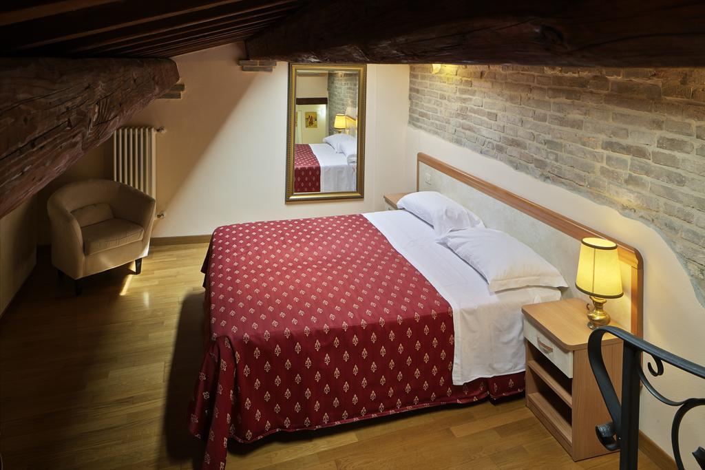 Residence Cavour 63 Равена Стая снимка