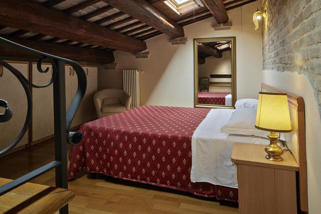 Residence Cavour 63 Равена Стая снимка